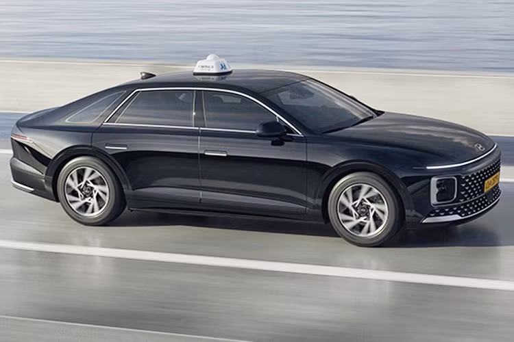 "Trái tim" của Hyundai Grandeur Taxi 2023 là động cơ LPi với dung tích 3.5L, sản sinh công suất tối đa 240 mã lực tại tua máy 6.000 vòng/phút và mô-men xoắn cực đại 314 Nm tại tua máy 4.500 vòng/phút. Động cơ kết hợp với hộp số tự động 8 cấp và hệ dẫn động cầu trước. Tại thị trường Hàn Quốc, giá xe Hyundai Grandeur Taxi 2023 bán ra từ 35,8 triệu Won (khoảng 663 triệu đồng).