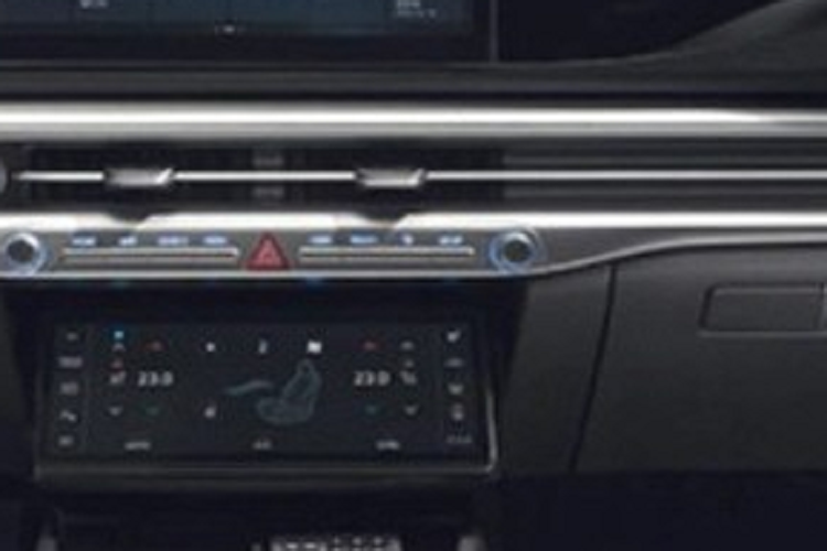 Xe cũng được trang bị ghế bọc da tự nhiên, ghế trước thông hơi, vô lăng tích hợp phím chức năng, cần số nằm sau tay lái, bảng đồng hồ kỹ thuật số 12,3 inch, màn hình cảm ứng trung tâm 12,3 inch, tính năng cập nhật phần mềm qua WiFi và hệ thống tự động thanh toán khi đi qua trạm thu phí e Hi-Pass.