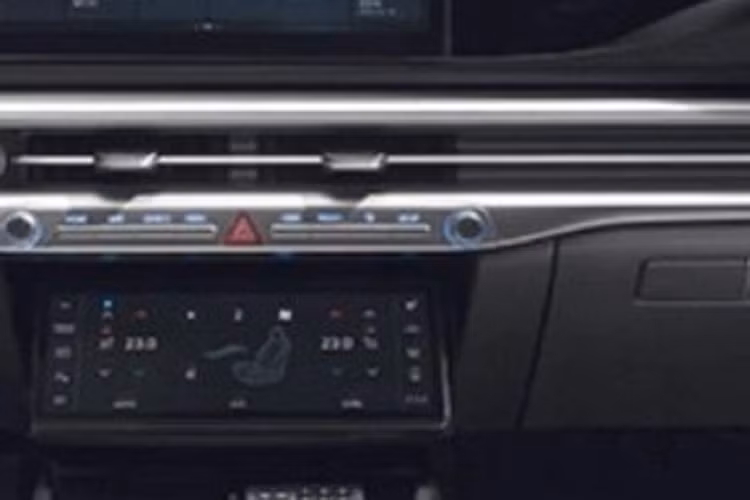 Xe cũng được trang bị ghế bọc da tự nhiên, ghế trước thông hơi, vô lăng tích hợp phím chức năng, cần số nằm sau tay lái, bảng đồng hồ kỹ thuật số 12,3 inch, màn hình cảm ứng trung tâm 12,3 inch, tính năng cập nhật phần mềm qua WiFi và hệ thống tự động thanh toán khi đi qua trạm thu phí e Hi-Pass.