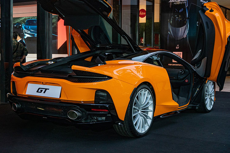Đội ngũ thiết kế của McLaren đã hoàn thiện GT bằng những đường nét dài mượt, cắt xẻ đủ táo báo và cơ bắp nhưng vẫn duy trì sự thanh lịch, để mọi người thấy rõ rằng đây chính xác là một chiếc Grand Tourer chứ không phải các siêu xe đua thông thường trước đây của thương hiệu.