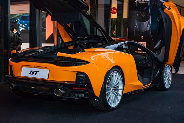 Đội ngũ thiết kế của McLaren đã hoàn thiện GT bằng những đường nét dài mượt, cắt xẻ đủ táo báo và cơ bắp nhưng vẫn duy trì sự thanh lịch, để mọi người thấy rõ rằng đây chính xác là một chiếc Grand Tourer chứ không phải các siêu xe đua thông thường trước đây của thương hiệu.