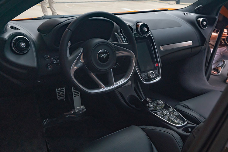 Mặc dù là một mẫu siêu xe Grand Tourer, nhưng bộ khung mã MonocoC-II Monocoque mang lại cho McLaren GT tổng dung tích khoang chứa hành lý lên đến 570 lít.