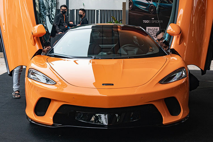 Tới nay, đại lý chính hãng của McLaren tại Việt Nam đã mang về nước thêm một chiếc siêu xe McLaren GT mới, nâng tổng số lượng xe lên thành 2 chiếc. Theo công bố từ hãng, mức giá xe McLaren GT sẽ bán ra khởi điểm là 16 tỷ đồng.