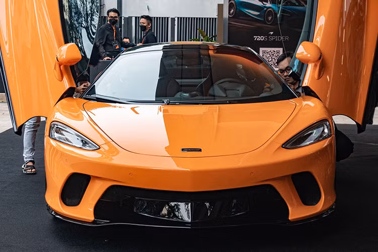 Tới nay, đại lý chính hãng của McLaren tại Việt Nam đã mang về nước thêm một chiếc siêu xe McLaren GT mới, nâng tổng số lượng xe lên thành 2 chiếc. Theo công bố từ hãng, mức giá xe McLaren GT sẽ bán ra khởi điểm là 16 tỷ đồng.