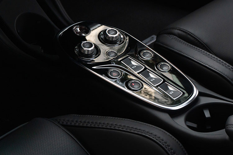 Trong đó, khoang chứa đồ ở dưới nắp capo trước có dung tích 150 lít, khoang phía sau cabin là 420 lít. Như vậy, khoang chứa phía sau có khả năng đặt vừa một bộ đồ nghề chơi golf cùng một vài phụ kiện nhỏ, trong khi khoang chứa phía trước đủ chỗ cho 2 vali cỡ vừa.