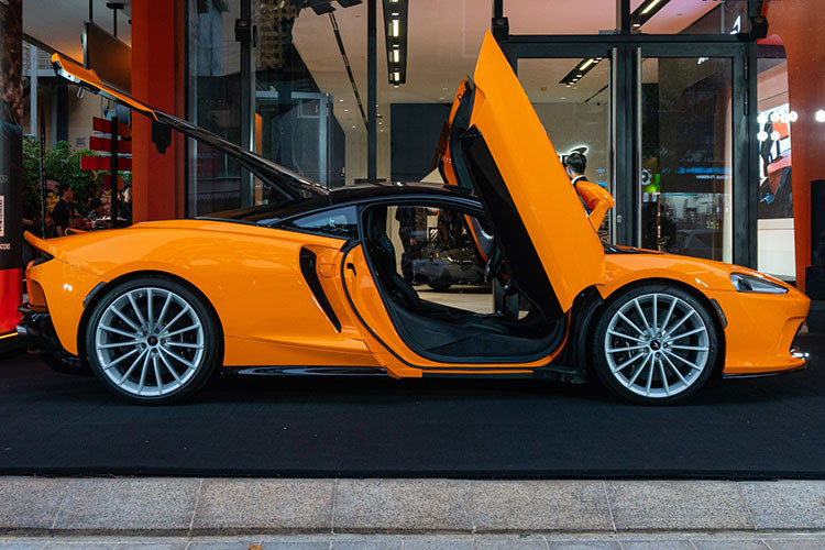 Ngoài ra, bộ khung MonocoC-II Monocoque có cấu tạo từ carbon kết hợp cùng nhiều bộ phận ngoại thất và nội thất bằng sợi carbon sẽ tối ưu trọng lượng của McLaren GT ở mức 1.530 kg.