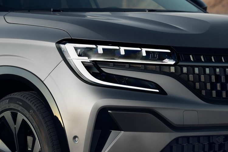 So với đàn anh Kadjar, Renault Austral 2022 gần như lột xác nhờ thiết kế ngoại thất tươi mới hơn. Điểm nhấn của mẫu xe này nằm ở nắp ca-pô dập gân nổi bật và lưới tản nhiệt cỡ lớn với mắt lưới đa điểm. Nối liền với lưới tản nhiệt là cụm đèn pha thanh mảnh, bao gồm 4 bóng dàn hàng ngang, và được bao quanh bằng dải đèn LED định vị ban ngày hình chữ "C". Không dừng ở đó, Renault Austral 2022 còn có hốc gió trung tâm khá lớn, đi kèm chi tiết thiết kế như đuôi cá và 2 khe gió hình tam giác.