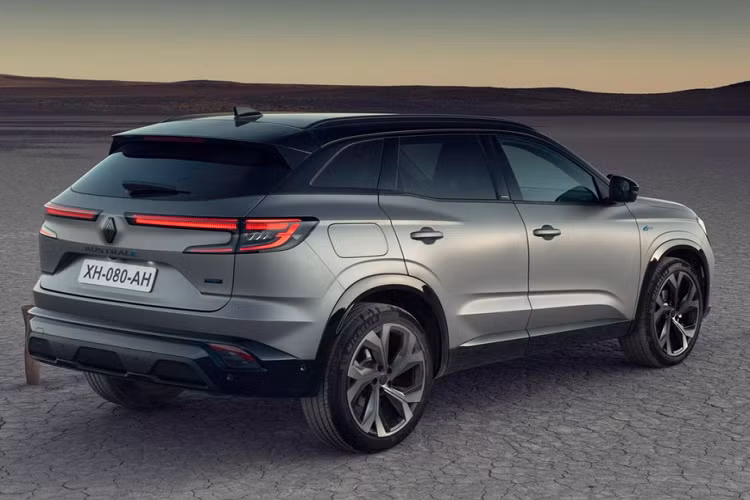 Tiếp đến là hệ truyền động mild hybrid Advanced dùng để thay thế máy dầu vốn đang bị thất sủng tại châu Âu. Hệ truyền động này gồm có động cơ xăng 3 xi-lanh, dung tích 1.2L và cụm pin lithium-ion 48V với công suất tối đa 128 mã lực cùng lượng nhiên liệu tiêu thụ trung bình 5,3 lít/100 km.