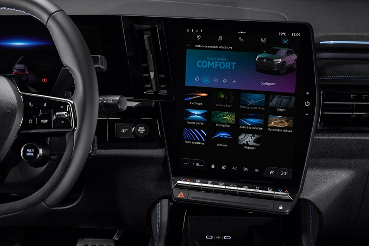 Cụm điều khiển trung tâm của xe được thiết kế to bản và tách riêng hai hàng ghế trước. Thiết kế này nhằm tạo ra bệ tì tay để người lái sử dụng màn hình trung tâm của xe dễ dàng hơn. Nguyên nhân là do phần lớn các tính năng của xe đều được điều khiển qua màn hình này.
