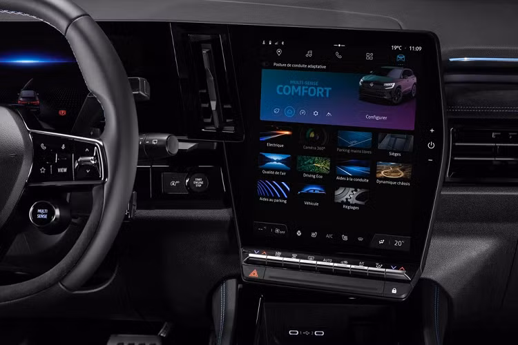 Cụm điều khiển trung tâm của xe được thiết kế to bản và tách riêng hai hàng ghế trước. Thiết kế này nhằm tạo ra bệ tì tay để người lái sử dụng màn hình trung tâm của xe dễ dàng hơn. Nguyên nhân là do phần lớn các tính năng của xe đều được điều khiển qua màn hình này.