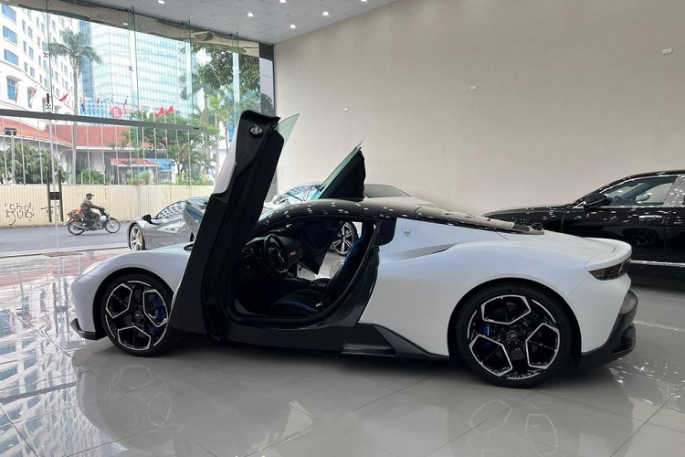 Siêu xe Maserati MC20 được đánh giá ngon-bổ-rẻ từ khi ra mắt với giá bán tại nước ngoài chỉ 4,4 tỷ đến 5,7 đồng tùy theo cấu hình khách hàng chọn nhưng ngoại hình hay động cơ của xe đều tương đương hoặc ăn đứt các siêu xe sử dụng động cơ V8 hay V12 dung tích lớn hơn rất nhiều. Cụ thể, chiếc siêu xe thương mại đầu tiên của hãng xe Maserati được trang bị khối động cơ xăng V6, dung tích 3.0 lít, tăng áp kép, bơm ra công suất tối đa chỉ 621 mã lực và mô-men xoắn cực đại 730 Nm.