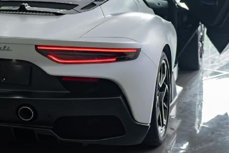 Siêu xe Maserati MC20 đang rao bán trên 19 tỷ đồng không chỉ gây ấn tượng với thiết kế bắt mắt mà còn sở hữu cửa cánh bướm cá tính, nội thất xe có tùy chọn ghế ngồi với 2 tông màu là đen và sọc xanh dương Cileo mô phỏng 3D. Đây là tùy chọn mà hãng xe Ý đã đưa ra cho Maserati MC20. Chưa hết, chiếc siêu xe Maserati MC20 đầu tiên xuất hiện ở Hà Nội còn có nhiều chi tiết carbon nhám, logo MC20 cùng quốc kỳ Ý xuất hiện trên bảng táp-lô trước mặt người ngồi bên ghế phụ, vô lăng bọc da cao cấp kết hợp carbon...