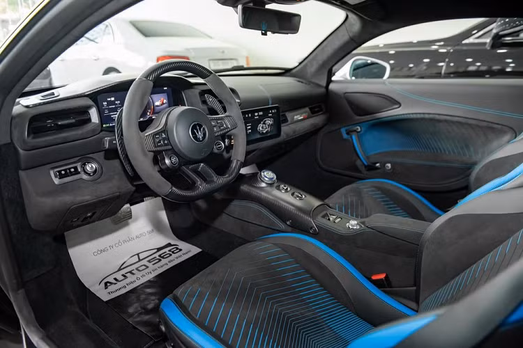 So sánh nhanh các siêu xe khác như Ferrari F8 Tributo được trang bị khối động cơ V8, dung tích 3.9 lít, tăng áp kép, sản sinh công suất tối đa 710 mã lực và mô-men xoắn cực đại 770 Nm, McLaren 720S được trang bị "trái tim" V8, tăng áp kép, dung tích 4.0 lít,, sản sinh ra công suất tối đa lên đến 710 mã lực và mô-men xoắn cực đại 770 Nm hay Lamborghini Huracan STO được trang bị khối động cơ V10, dung tích 5.2 lít, mang đến công suất tối đa 640 mã lực và mô-men xoắn cực đại 565 Nm, siêu xe nhà Maserati rõ ràng chỉ mạnh hơn Huracan STO.