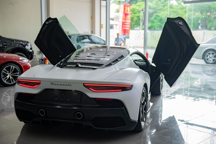 Thông tin chúng tôi có được, siêu xe Maserati MC20 màu trắng Bianco Audace ở showroom Hà Nội đang được rao bán với giá trên 19 tỷ đồng, mức giá khá tốt để trải nghiệm siêu xe có tốc độ nhanh nhưng giá thành dưới 20 tỷ đồng. Riêng các siêu xe còn lại có giá mua mới không dưới 26 tỷ đồng. Ngoài màu trắng, ngoại thất xe có nhiều chi tiết sơn đen và bộ mâm đa chấu kép của xe sơn 2 tông màu tương phản cùng kẹp phanh màu xanh dương nổi bật.