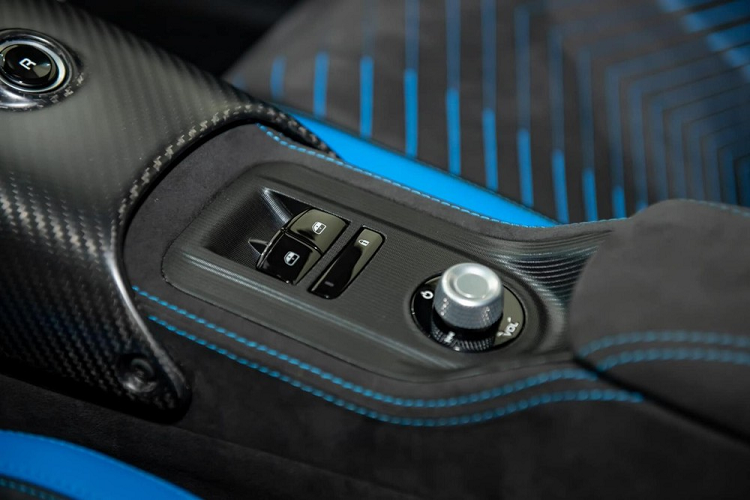 Tuy nhiên, sức mạnh trên Maserati MC20 sẽ đồng hành cùng hộp số tự động ly hợp kép 8 cấp và hệ dẫn động cầu sau, nhờ đó, siêu xe này có thể tăng tốc từ vị trí xuất phát lên 100 km/h trong thời gian dưới 2,9 giây trước khi đạt vận tốc tối đa 325 km/h. Các thông số này tương đương hoặc chỉ chậm hơn đôi chút ở tốc độ tối đa so với các siêu xe sử dụng động cơ mạnh và dung tích lớn hơn, rõ ràng trải nghiệm MC20 nhà Maserati vừa lợi thuế, vừa tốc độ lại nhanh nhẹn nhưng giá rẻ hơn.