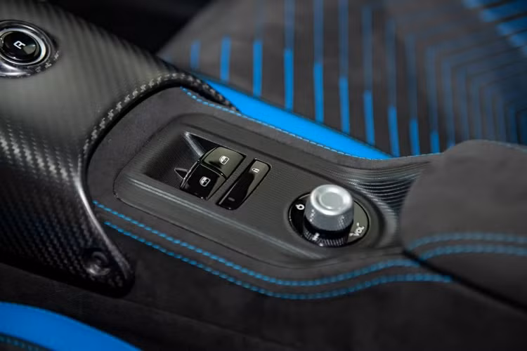 Tuy nhiên, sức mạnh trên Maserati MC20 sẽ đồng hành cùng hộp số tự động ly hợp kép 8 cấp và hệ dẫn động cầu sau, nhờ đó, siêu xe này có thể tăng tốc từ vị trí xuất phát lên 100 km/h trong thời gian dưới 2,9 giây trước khi đạt vận tốc tối đa 325 km/h. Các thông số này tương đương hoặc chỉ chậm hơn đôi chút ở tốc độ tối đa so với các siêu xe sử dụng động cơ mạnh và dung tích lớn hơn, rõ ràng trải nghiệm MC20 nhà Maserati vừa lợi thuế, vừa tốc độ lại nhanh nhẹn nhưng giá rẻ hơn.