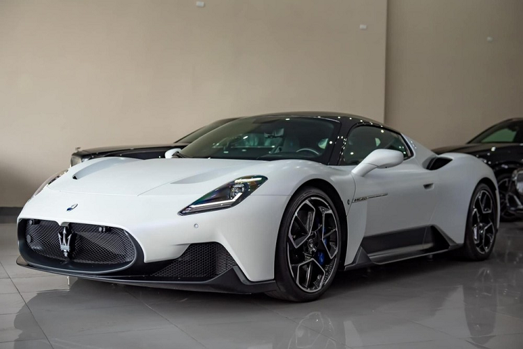 Mới đây, một công ty nhập khẩu tư nhân ở Hà Nội đã gây chú ý khi trưng bày một chiếc siêu xe Maserati MC20 mang màu sơn Bianco Audace, được xem là bộ áo quốc dân trên siêu xe thương mại đầu tiên của hãng xe Maserati.