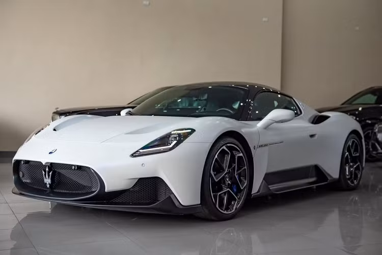 Mới đây, một công ty nhập khẩu tư nhân ở Hà Nội đã gây chú ý khi trưng bày một chiếc siêu xe Maserati MC20 mang màu sơn Bianco Audace, được xem là bộ áo quốc dân trên siêu xe thương mại đầu tiên của hãng xe Maserati.