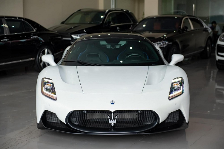 Tại Việt Nam trước đó cũng có một chiếc MC20 mang màu trắng nhưng được bày bán trong Sài Gòn mãi chẳng có người mua. Hiện chưa rõ chiếc Maserati MC20 màu trắng mới xuất hiện tại Hà Nội có phải từ xe Sài thành chuyển ra hay không.