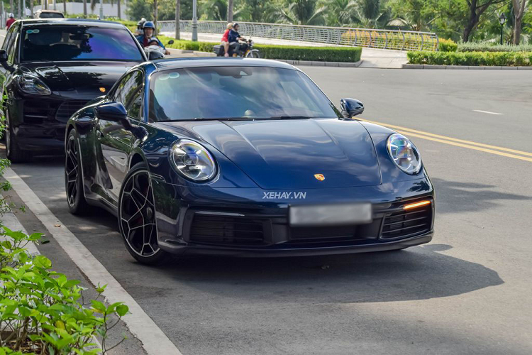 Do đó, sự xuất hiện của chiếc Porsche 911 Carrera 4S hàng hiếm này trên đường phố thu hút không ít sự chú ý, nhất là khi xe còn được trang bị bộ mâm của hãng độ TechArt.