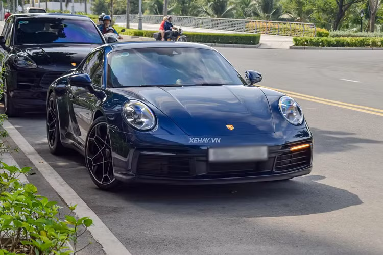 Do đó, sự xuất hiện của chiếc Porsche 911 Carrera 4S hàng hiếm này trên đường phố thu hút không ít sự chú ý, nhất là khi xe còn được trang bị bộ mâm của hãng độ TechArt.