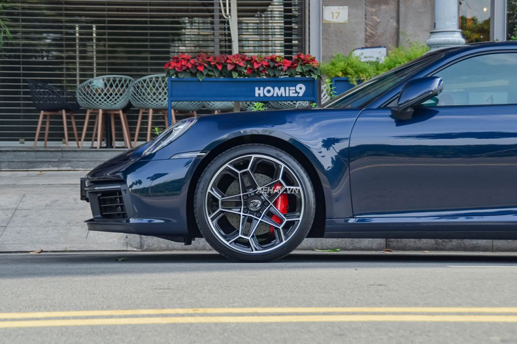 Mâm xe của chiếc Porsche 911 Carrera 4S trong bài được sơn đen và chạy chỉ màu bạch kim tạo điểm nhấn.