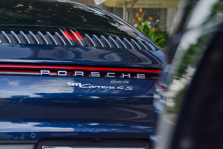 Dựa trên thông số từ nhà sản xuất thì Porsche 911 Carrera 4S được trang bị động cơ xăng 6 xi lanh 3.0L cho công suất lên đến 444 mã lực ở vòng tua 6.5400 / 1 phút và 530 Nm tại dải tua máy từ 2.300 đến 5.000 vòng / 1 phút kết hợp với hộp số 8 cấp ly hợp kép PDK thế nên xe chỉ mất 3.6 giây để tăng tốc từ 0-100km/h trước khi đạt vận tốc tối đa 306km/h.