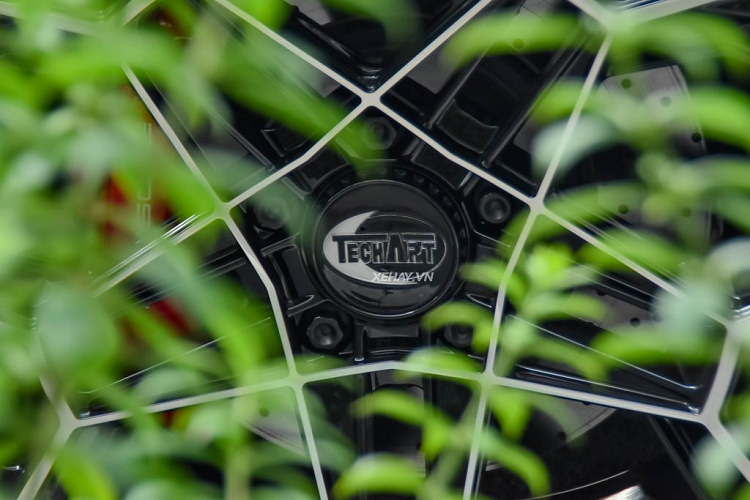 Thiết kế mâm 5 chấu kép đan xen, tạo thành hình ngôi sao rất hút mắt, có kích thước 20 inch ở bánh trước và 21 inch ở bánh sau.