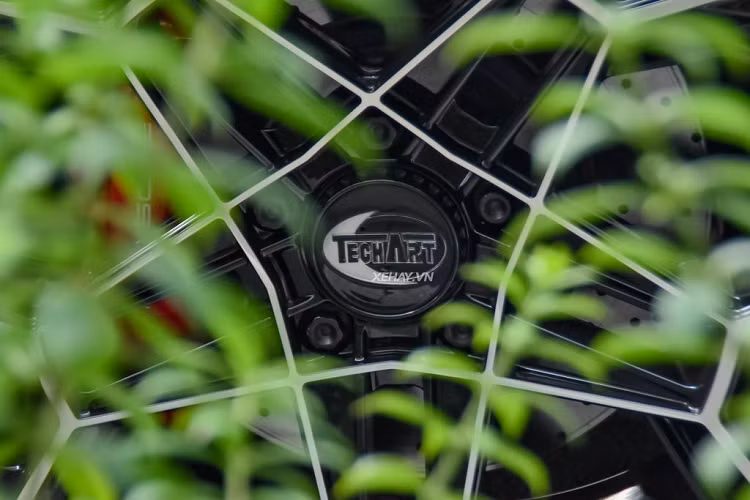 Thiết kế mâm 5 chấu kép đan xen, tạo thành hình ngôi sao rất hút mắt, có kích thước 20 inch ở bánh trước và 21 inch ở bánh sau.