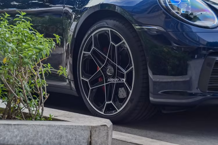 Ngoài việc được trang bị bộ mâm hàng “thửa” của TechArt, chiếc siêu xe Porsche 911 Carrera 4S này không có gì quá khác biệt so với những xe đang lăn bánh tại Việt Nam.