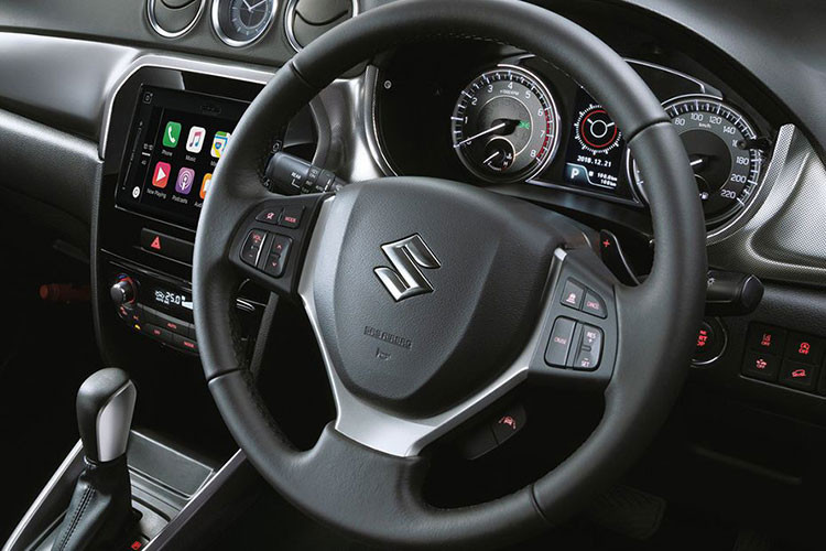 Tiến vào bên trong Suzuki Grand Vitara 2022, người dùng sẽ bắt gặp nội thất bọc bằng chất liệu giả da, vô lăng tích hợp phím chức năng, màn hình cảm ứng trung tâm 9 inch, phục vụ hệ thống thông tin giải trí Smart Play Pro Plus, màn hình hiển thị thông tin kính lái, cửa sổ trời toàn cảnh Panorama và ghế trước có tính năng làm mát.