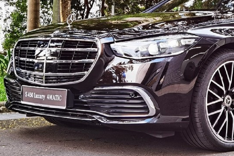 Lý do cho việc nhận bàn giao xe sang Mercedes-Benz S450 Luxury của Minh Nhựa chậm hơn bạn thân Cường Đô la 3 tháng đến từ việc anh chọn mua dòng xe này được nhập từ Thái Lan, rẻ hơn 370 triệu đồng so với giá xe S450 Luxury của Cường Đô la đặt mua được nhập khẩu từ Đức.