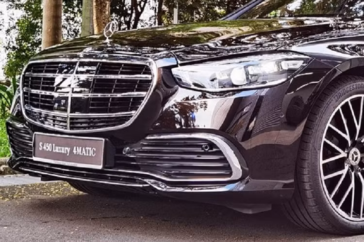 Lý do cho việc nhận bàn giao xe sang Mercedes-Benz S450 Luxury của Minh Nhựa chậm hơn bạn thân Cường Đô la 3 tháng đến từ việc anh chọn mua dòng xe này được nhập từ Thái Lan, rẻ hơn 370 triệu đồng so với giá xe S450 Luxury của Cường Đô la đặt mua được nhập khẩu từ Đức.