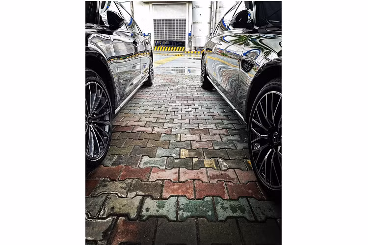 Chiếc xe sang Mercedes-Benz S450 Luxury 4Matic 2022 được cho sẽ phục vụ bố của Minh Nhựa, còn anh sẽ di chuyển trên chiếc xe sang Audi A8L 2022 thế hệ mới có giá đắt hơn gần 1 tỷ đồng. Cả 2 xe đều được ra biển trắng với số tiền sau thuế phải trên 12 tỷ đồng.