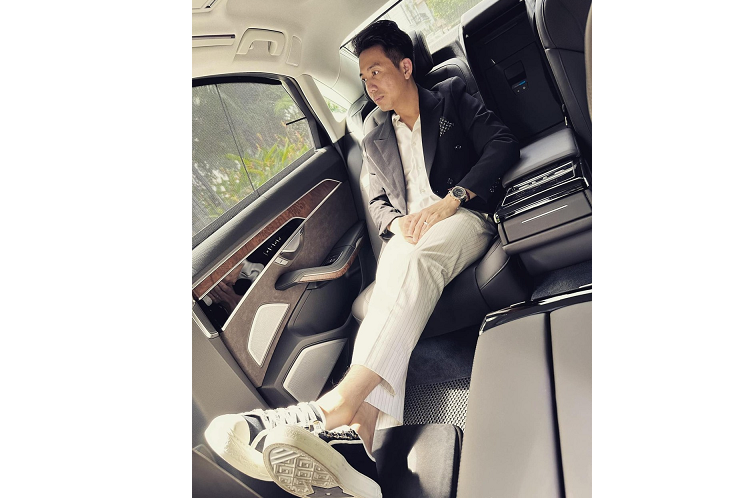 Sức mạnh này được đồng hành cùng hộp số tự động 9 cấp. Thời gian gần đây, nhiều người sẽ thấy Minh Nhựa rất hay sử dụng xe sang Audi A8L 2022 cho việc gặp mặt bạn bè, đi làm và cả sang các showroom siêu xe để "check-in".