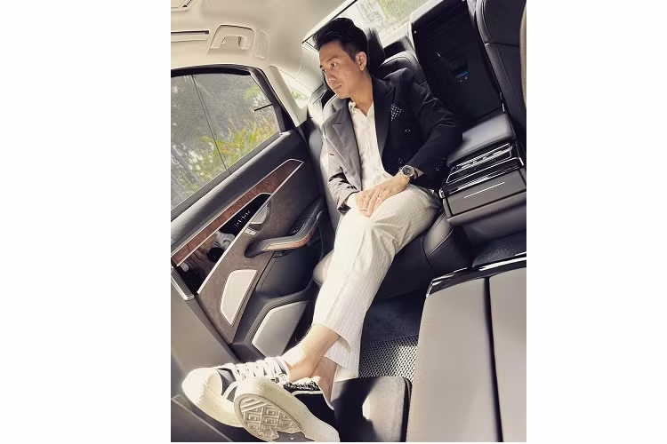 Sức mạnh này được đồng hành cùng hộp số tự động 9 cấp. Thời gian gần đây, nhiều người sẽ thấy Minh Nhựa rất hay sử dụng xe sang Audi A8L 2022 cho việc gặp mặt bạn bè, đi làm và cả sang các showroom siêu xe để "check-in".