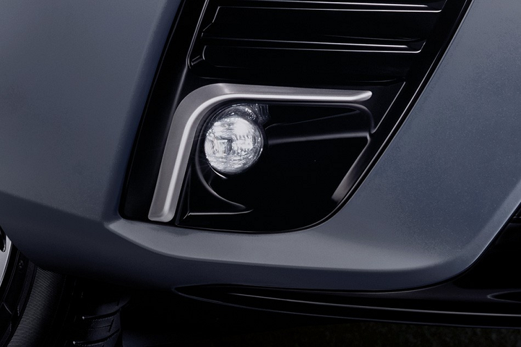 Sẽ không ngạc nhiên nếu Toyota Vios 2022 dành cho thị trường Malaysia được áp dụng những thay đổi trong thiết kế và trang bị giống Yaris Ativ tại Thái Lan. Theo đó, xe sẽ được bổ sung những chi tiết mới như lưới tản nhiệt trên màu đen bóng và hốc đèn sương mù cỡ lớn hơn. Bên trong hốc này còn có nẹp mạ crôm mới, bao quanh đèn sương mù trước.