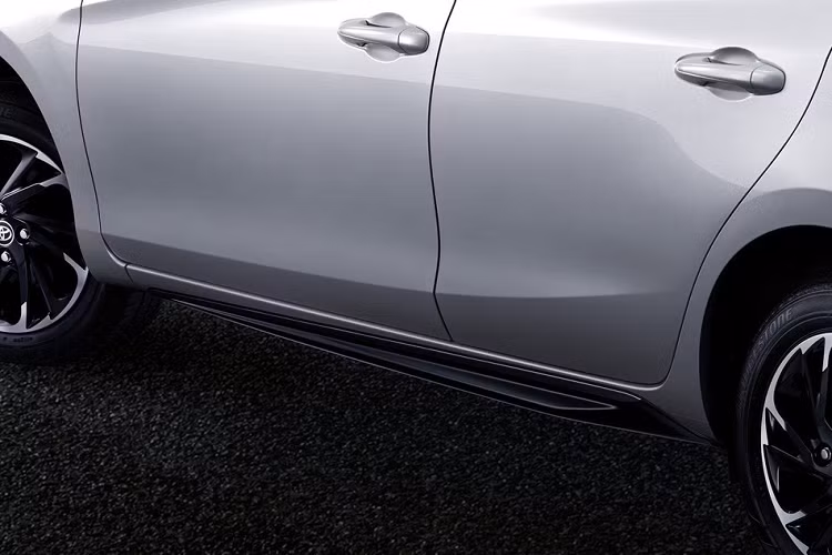 So với ngoại thất, nội thất của Toyota Vios 2022 thậm chí còn thay đổi ít hơn. Xe chỉ có thêm vô lăng bọc da mềm mại hơn và được trang trí bằng chỉ màu xám. Trang bị an toàn của Toyota Vios 2022 ở thị trường Malaysia có lẽ sẽ không được làm mới. Nguyên nhân là do ngay từ phiên bản nâng cấp ra mắt vào tháng 12/2020, mẫu sedan cỡ B này đã có gói công nghệ an toàn chủ động Toyota Safety Sense.