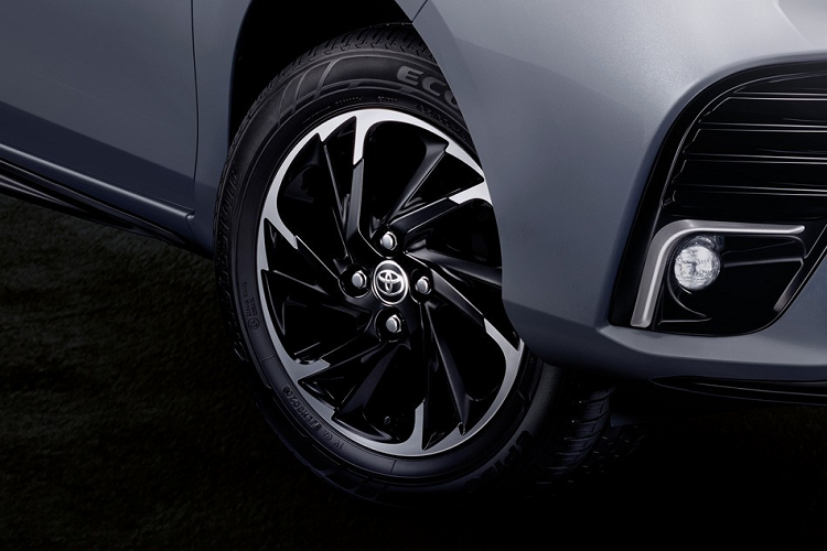 Ngoài ra, xe còn có cánh lướt gió bên sườn, bộ vành hợp kim 15 inch phối 2 màu, cánh gió nhỏ tích hợp trên nắp cốp và chắn bùn mới dưới cản sau. Những chi tiết còn lại của Toyota Vios 2022 không có gì khác biệt so với trước.