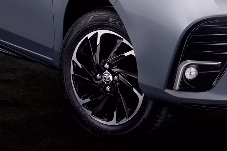 Ngoài ra, xe còn có cánh lướt gió bên sườn, bộ vành hợp kim 15 inch phối 2 màu, cánh gió nhỏ tích hợp trên nắp cốp và chắn bùn mới dưới cản sau. Những chi tiết còn lại của Toyota Vios 2022 không có gì khác biệt so với trước.