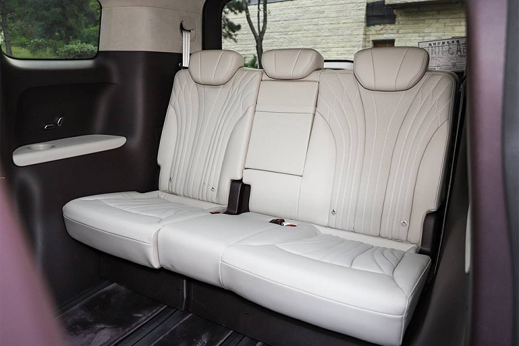 Bệ tì tay của xe còn tích hợp màn hình cảm ứng để hành khách chỉnh điều hòa, âm lượng và video. Trong khi đó, hàng ghế cuối của xe có tính năng chỉnh điện và gập 60:40 bằng nút bấm.