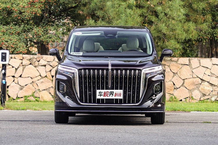 Là mẫu MPV cao cấp của thương hiệu Hồng Kỳ (Hongqi), HQ9 cạnh tranh với những đối thủ như Toyota Alphard, Denza D9, Voyah Dreamer và Buick GL8 Avenir ở thị trường Trung Quốc. So với "chuyên cơ mặt đất" Toyota Alphard, mẫu MPV này có kích thước lớn hơn khá nhiều. Cụ thể, xe có chiều dài 5.222 mm, chiều rộng 2.005 mm, chiều cao 1.892 mm và chiều dài cơ sở 3.200 mm.