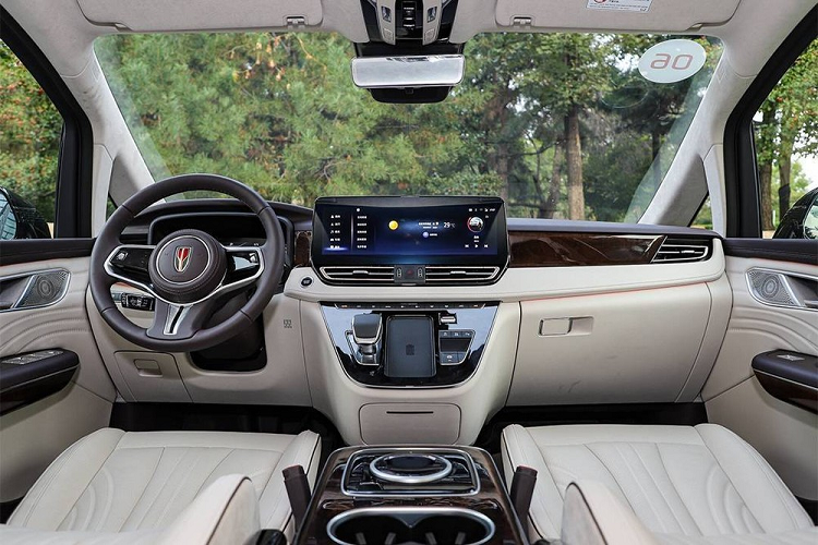 Các trang bị khác phía sau như; màn hình cảm ứng trung tâm cỡ lớn, sạc điện thoại thông minh không dây, cần số ngắn, nút bấm khởi động máy, điều hòa tự động, hệ thống âm thanh Dynaudio 12 kênh, cửa sổ trời toàn cảnh Panorama và bàn gấp tích hợp vào lưng ghế trước.