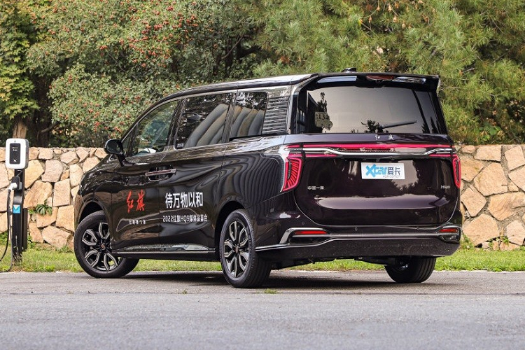 Chưa hết, bệ tì tay trung tâm ở hàng ghế trước có thể dịch chuyển lên/xuống. Ở giữa bệ tì tay trung tâm chính là hộp hình tròn đựng nước hoa, có thể nâng lên, hạ xuống. Những trang bị an toàn của Hồng Kỳ HQ9 2023 cũng khá đầy đủ với hệ thống đỗ xe tự động, phanh tay điện tử, hệ thống kiểm soát hành trình thích ứng, phanh khẩn cấp tự động có thể hoạt động cả ban đêm và camera 360 độ.