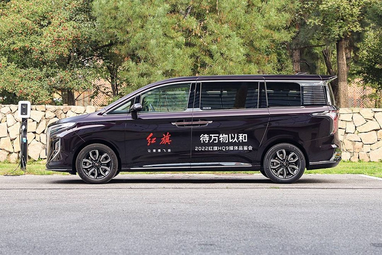 Bên ngoài, mẫu xe MPV Hồng Kỳ HQ9 2023 được áp dụng phong cách thiết kế đặc trưng của thương hiệu Hồng Kỳ. Xe được trang bị lưới tản nhiệt cỡ lớn với các nan nằm dọc theo phong cách thác nước. Bao quanh hai bên lưới tản nhiệt là nẹp mạ crôm dày dặn và đèn chờ dẫn đường.