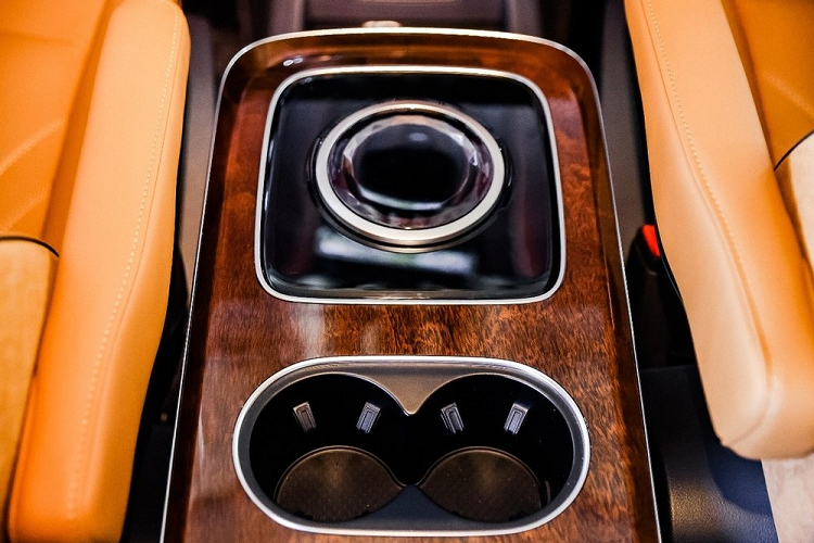 "Trái tim" của Hồng Kỳ HQ9 2023 là động cơ xăng 4 xi-lanh, tăng áp, dung tích 2.0L, sản sinh công suất tối đa 252 mã lực và mô-men xoắn cực đại 380 Nm. Động cơ kết hợp với hộp số tự động 8 cấp và hệ dẫn động cầu trước. Vì khá nặng nên mẫu MPV cỡ lớn này chỉ có thể tăng tốc từ 0-100 km/h trong 9,5 giây và tiêu thụ lượng xăng trung bình 8,8 lít/100 km.