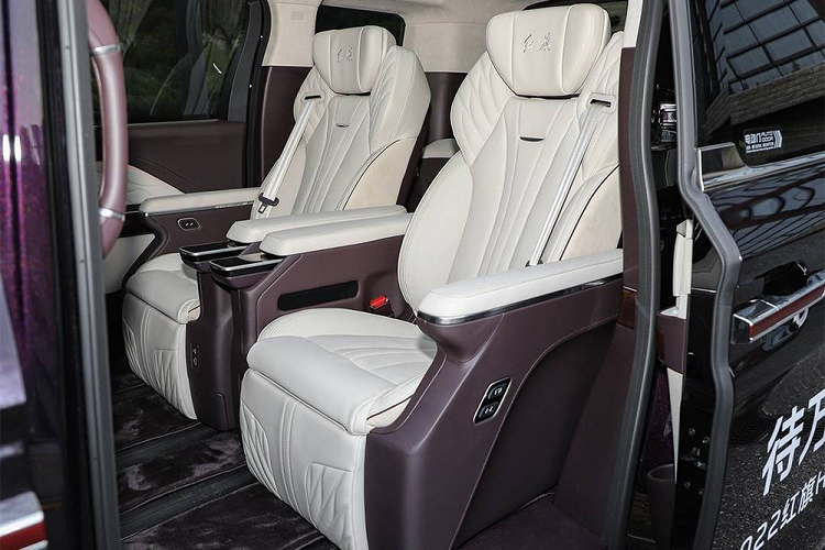 Tuy có kích thước lớn nhưng mẫu MPV này lại chỉ dùng vành 17 inch hoặc 18 inch. Vòng ra đằng sau, chúng ta sẽ bắt gặp cụm đèn hậu với thiết kế lấy cảm hứng từ Thiên An Môn của Trung Quốc và nằm vắt ngang đuôi xe. Tương tự cản trước và sườn xe, cản sau cũng được trang trí bằng nẹp mạ crôm nhằm tạo cảm giác cao cấp cho mẫu MPV này.