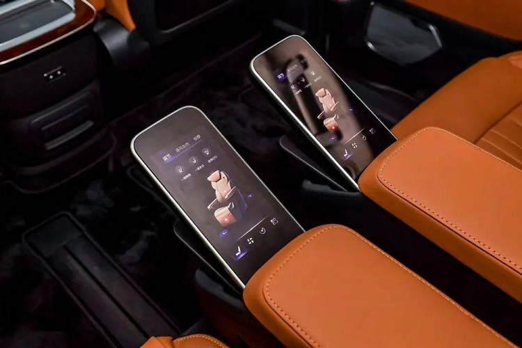 Bên trong HQ9 là không gian nội thất bọc da với 7 chỗ ngồi. Không có gì ngạc nhiên khi hàng ghế giữa của xe đi kèm 2 ghế thương gia, tích hợp bệ đỡ bắp chân. 2 ghế cỡ lớn này có đủ tính năng chỉnh điện 16 hướng, làm mát, sưởi ấm, massage và ngả 173 độ.