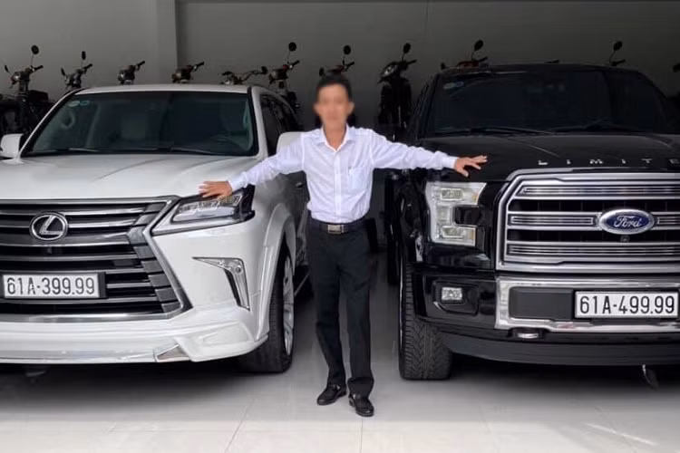 Còn nếu bạn tò mò vậy chiếc xe SUV hạng sang Lexus LX570 mang biển 61A-399.99 của đại gia này đi cùng xe nào mới hợp thì câu trả lời là một chiếc xe siêu bán tải hạng nặng Ford F-150 sở hữu chiếc biển 61A-499.99. Chiếc xe cuối cùng trong đoạn video này quay lại còn cho thấy là 1 xe 7 chỗ Ford Everest màu xám mang biển số tứ quý 7 nhưng lại đeo đầu số của tỉnh Bến Tre.