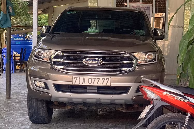 Đắt nhất trong dàn xe biển tứ quý của đại gia Bình Dương có lẽ là chiếc Mercedes-Maybach S450 4Matic đời cũ, xe có giá chưa ra biển từ 7,35 tỷ đồng và chắc chắn việc sở hữu biển tứ quý 9 sẽ giúp giá trị xe tăng vài bậc.